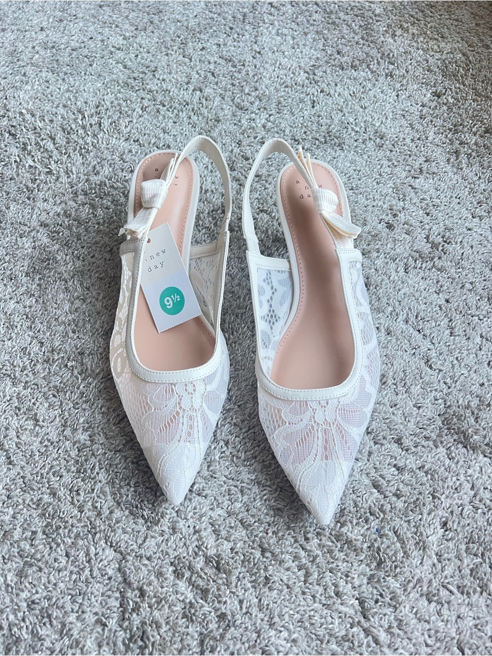Women's White Lace Pointed Slingback Flats. Size 9.5